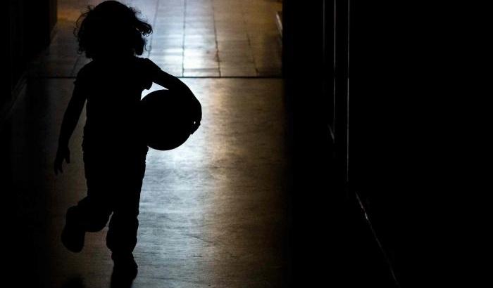 Bambina di 9 anni data in pasto sessuale a due uomini dai suoi genitori