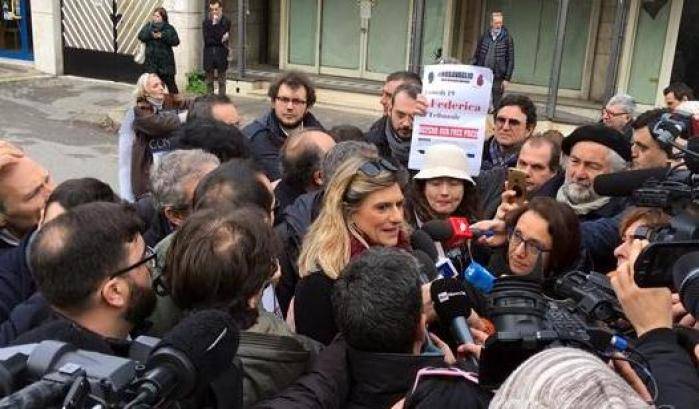 L'abbraccio di GiULiA a Federica Angeli