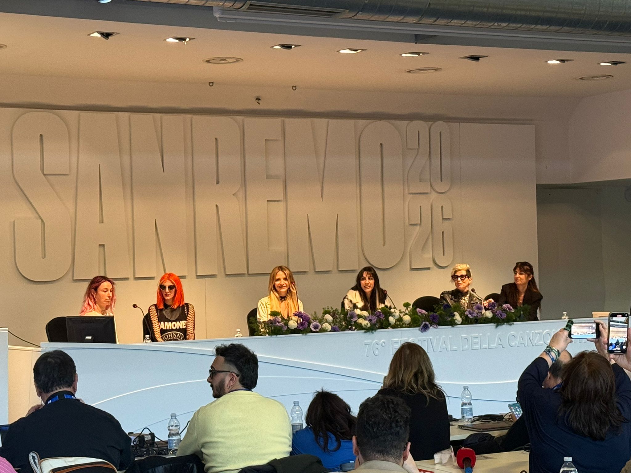 PHOTO-2026-02-25-19-07-17 Non è il femminismo ad essere vecchio: è la domanda. Cronache da Sanremo, anno 76