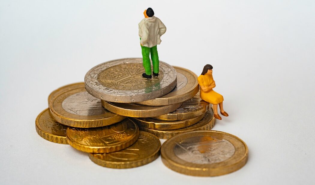 Poche donne al lavoro e pagate meno: la fotografia dell'Inps